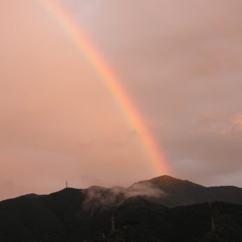 虹が生える山